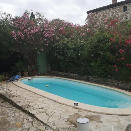 Indépendante Avec Salle De Bains Et Cuisine
